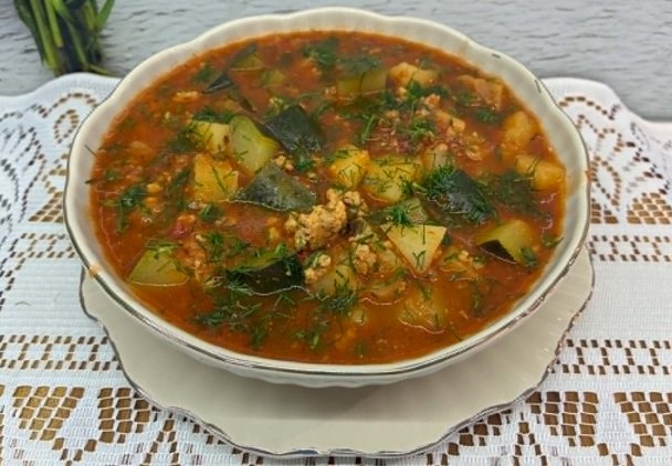 Zupa z cukini z mięsem mielonym