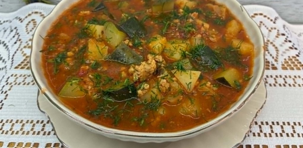Zupa z cukini z mięsem mielonym