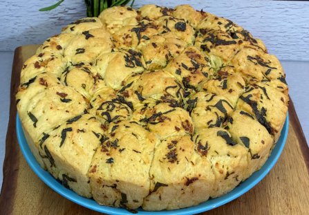 Chlebek rwany z pesto bazyliowym