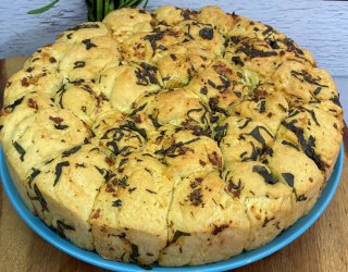 Chlebek rwany z pesto bazyliowym