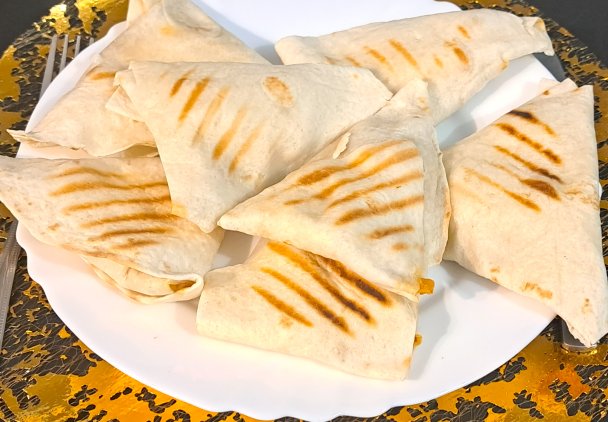 Trójkątne tortille z kurczakiem, pieczarkami i serem mozzarella.