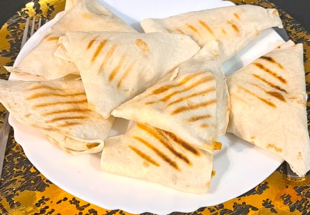 Trójkątne tortille z kurczakiem, pieczarkami i serem mozzarella.