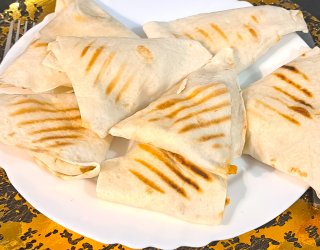Trójkątne tortille z kurczakiem, pieczarkami i serem mozzarella.