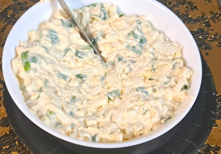 Pasta jajeczna do chleba z żółtym serem i cebulką zieloną.