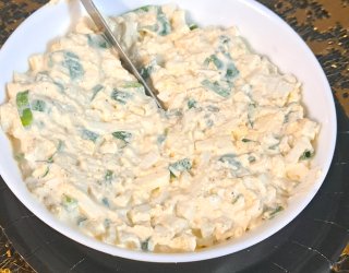 Pasta jajeczna do chleba z żółtym serem i cebulką zieloną.