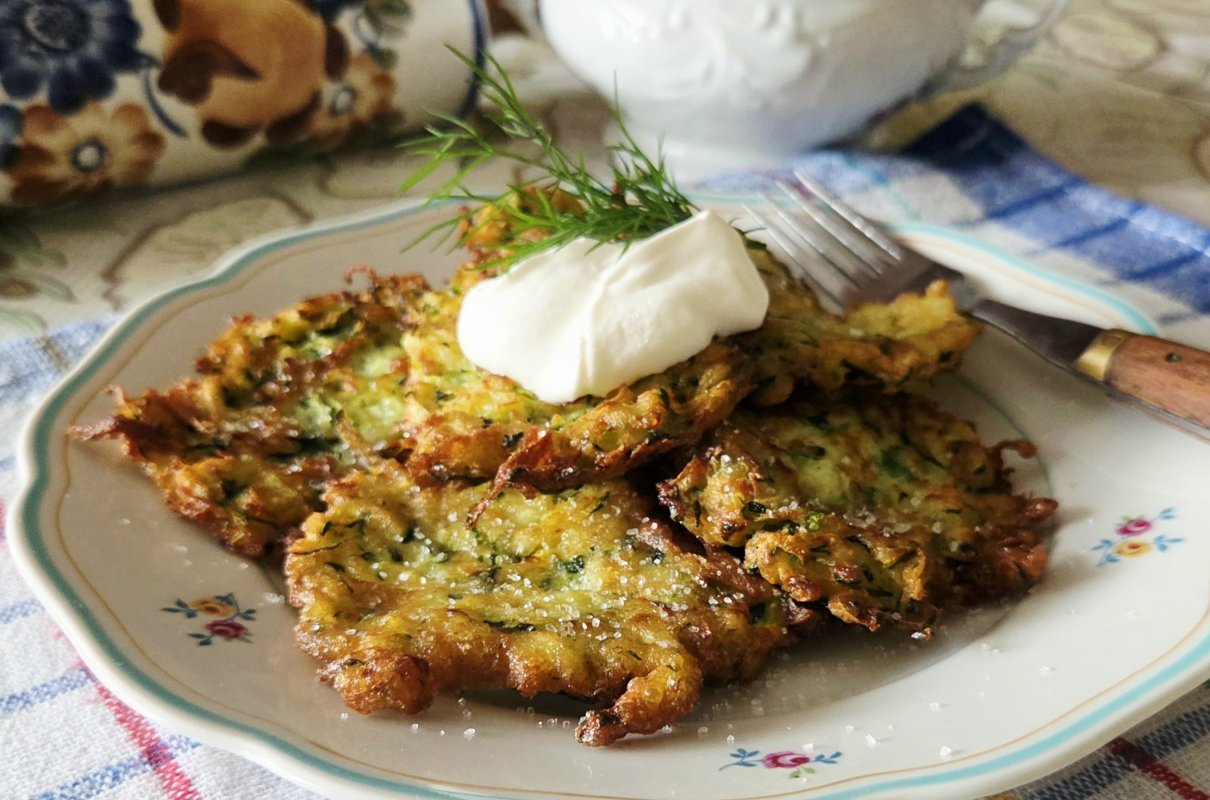 Placki z cukinii ze śmietaną i cukrem