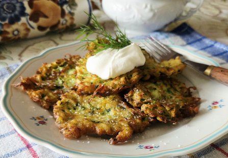 Placki z cukinii ze śmietaną i cukrem