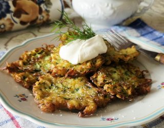 Placki z cukinii ze śmietaną i cukrem