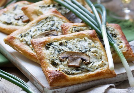 Ciasto francuskie ze szpinakiem i pieczarkami