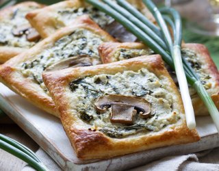 Ciasto francuskie ze szpinakiem i pieczarkami