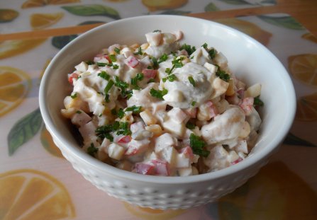 Sałatka z tortellini i kukurydzy