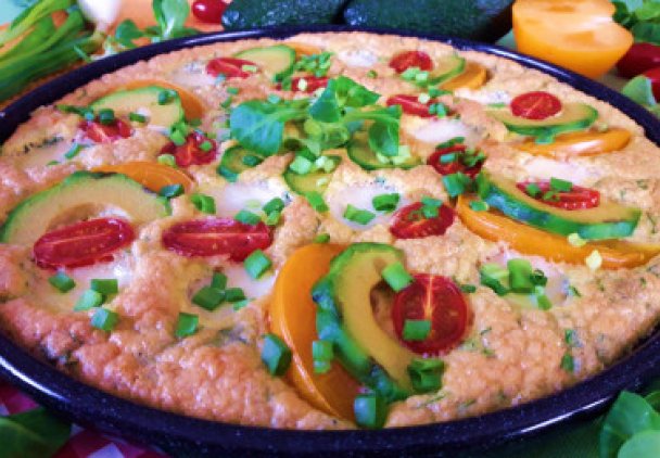 Omlet z piekarnika z awokado, pomidorami, serem