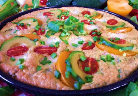 Omlet z piekarnika z awokado, pomidorami, serem