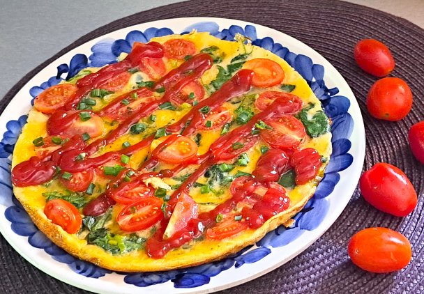 Omlet ze szpinakiem i pomidorkami koktajlowymi.