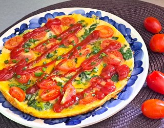 Omlet ze szpinakiem i pomidorkami koktajlowymi.