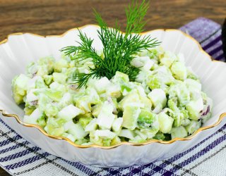 Sałatka z awokado i selera naciowego