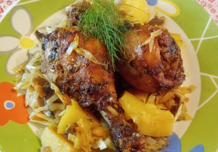 Pałki z kurczaka pieczone na młodej kapuście z ziemniakami i pieczarkami