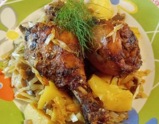 Pałki z kurczaka pieczone na młodej kapuście z ziemniakami i pieczarkami