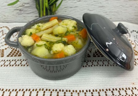 Domowa zupa jarzynowa z kalafiorem i fasolką szparagową