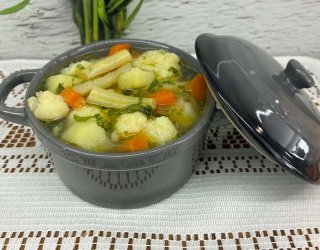 Domowa zupa jarzynowa z kalafiorem i fasolką szparagową
