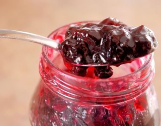 Jagody w słoikach szybko pleśnieją i tracą smak? Metoda suchego wekowania jest bezbłędna