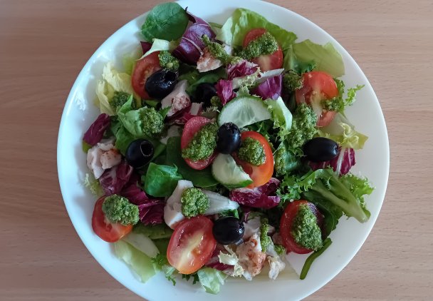 Sałatka z sosem pesto