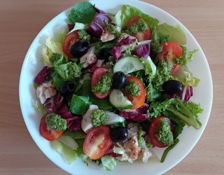 Sałatka z sosem pesto