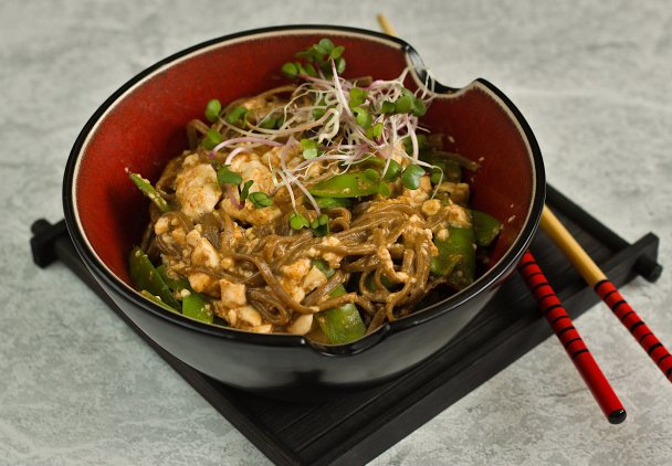 Makaron soba z groszkiem cukrowym i silken tofu
