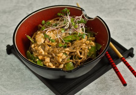 Makaron soba z groszkiem cukrowym i silken tofu