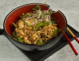 Makaron soba z groszkiem cukrowym i silken tofu