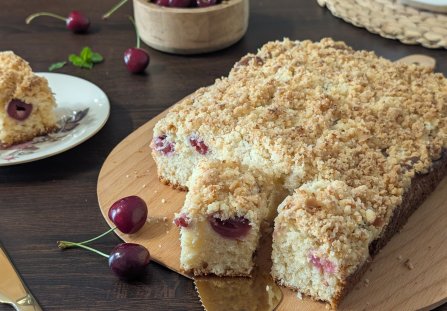 Ciasto kokosowe z czereśniami i kruszonką