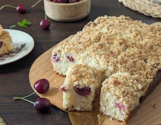 Ciasto kokosowe z czereśniami i kruszonką