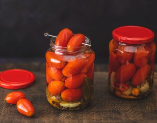 Pomidorki koktajlowe w słoikach na zimę. Przepis na chrupiącą i aromatyczną przekąskę