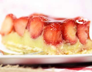 Ciasto francuskie z galaretką truskawkową i budyniem