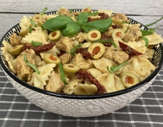 Makaronowa sałatka z suszonymi pomidorami i oliwkami