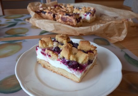Ciasto z owocami i budyniową pianką