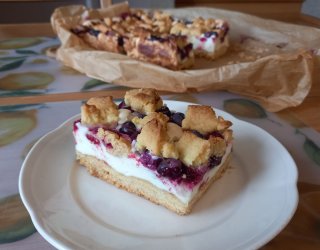 Ciasto z owocami i budyniową pianką