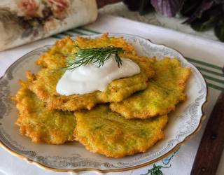 Placki z cukinii z marchewką i cebulą
