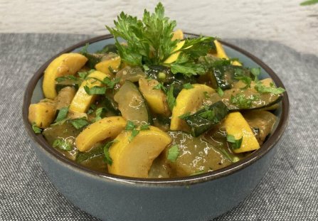 Sałatka z duszonej cukinii – prosta, aromatyczna i pełna smaku