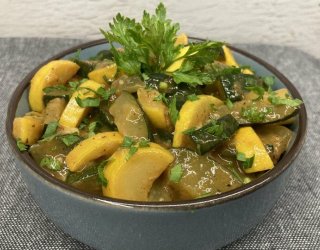 Sałatka z duszonej cukinii – prosta, aromatyczna i pełna smaku