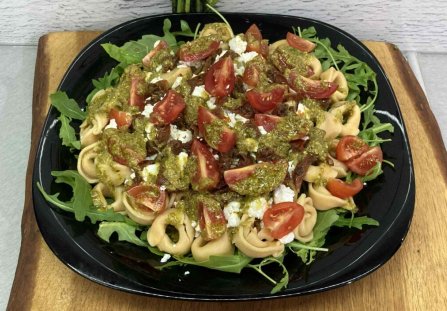 Sałatka z tortellini, rukolą i suszonymi pomidorami