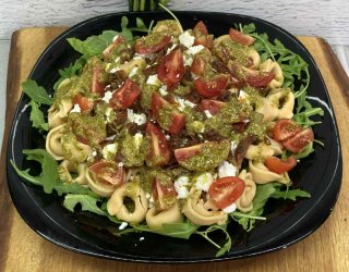 Sałatka z tortellini, rukolą i suszonymi pomidorami