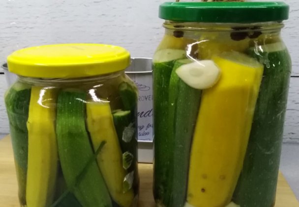 Przepis na kiszoną młodą cukinię