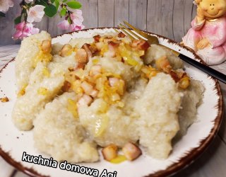 Szare kluski z surowych ziemniaków okraszone boczkiem i cebulką