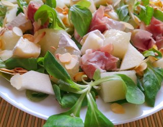 Sałatka z melonem, szynką i serem