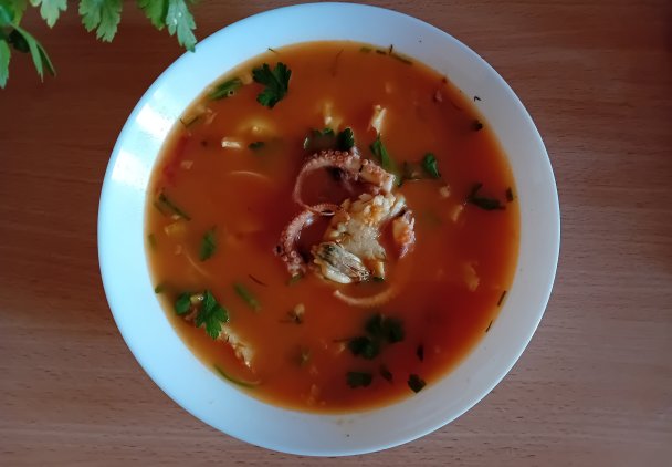 Zupa rybna z owocami morza