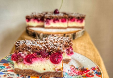 Sernik królewski z wiśniami