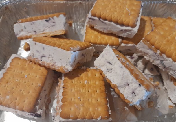 Lody jagodowe w ciastkach