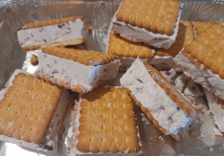 Lody jagodowe w ciastkach