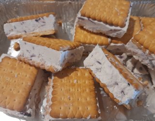 Lody jagodowe w ciastkach